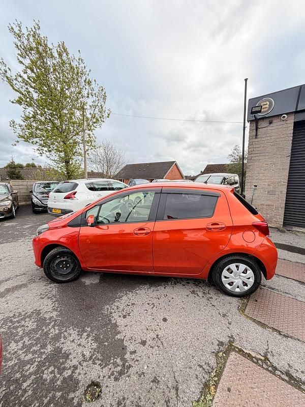 Usado Toyota Vitz 2025 Naranja Utilitario