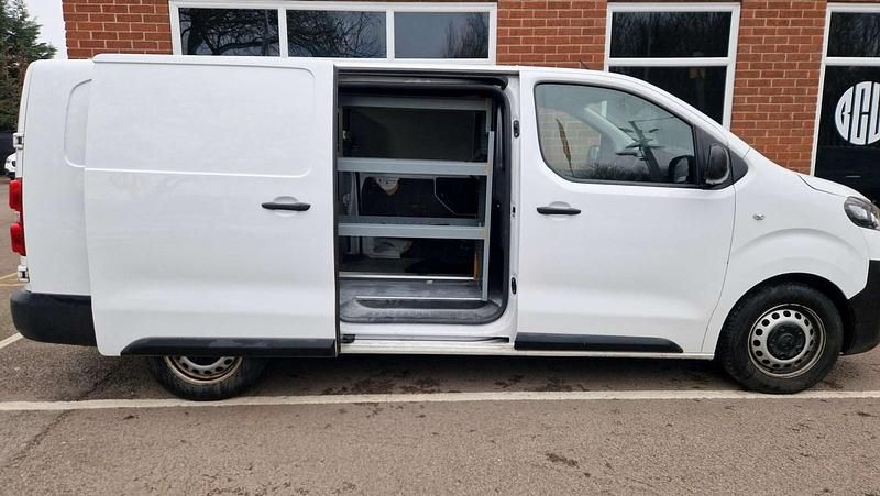 Used Vauxhall Vivaro S 100 HP (73 kW) 2021 White MPV
