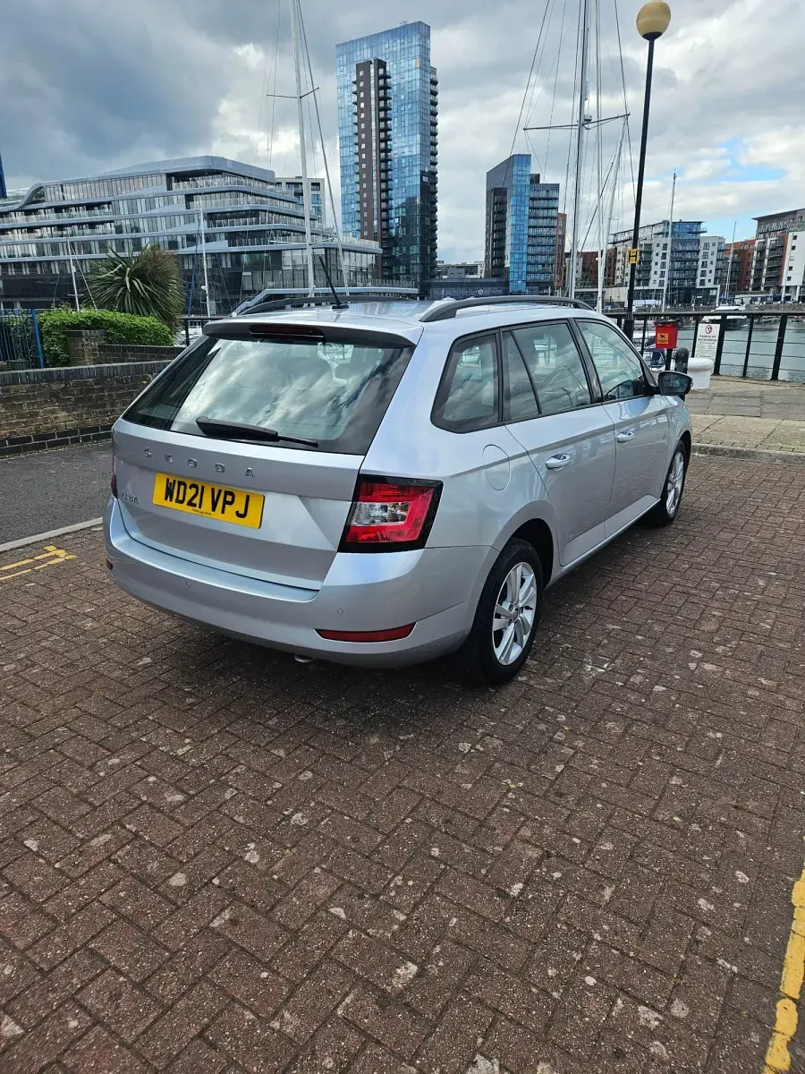Begagnad Skoda Fabia SE 2021 Silver Halvkombi