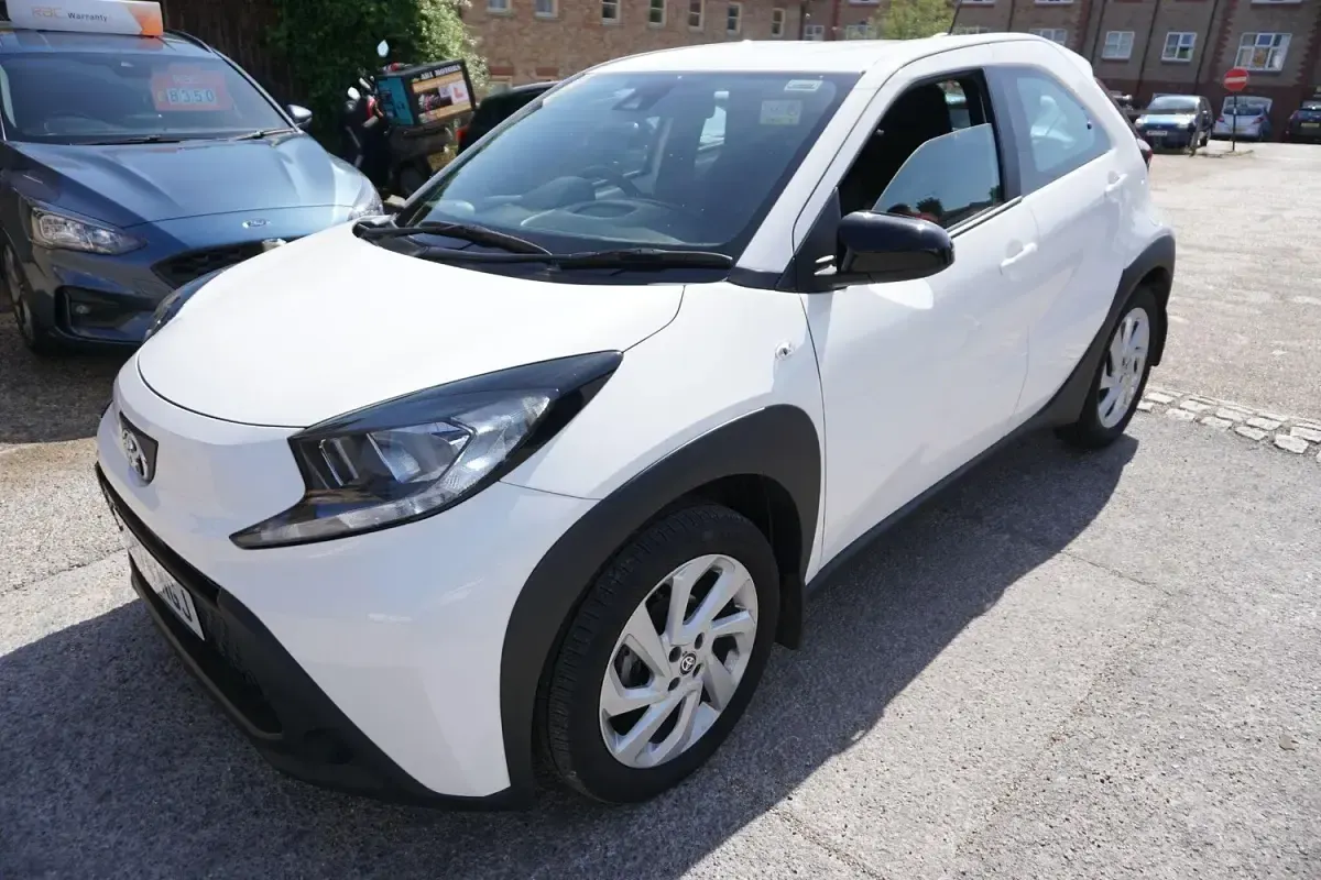 Used Toyota Aygo X PURE 72 HP (52 kW) 2024 White SUV
