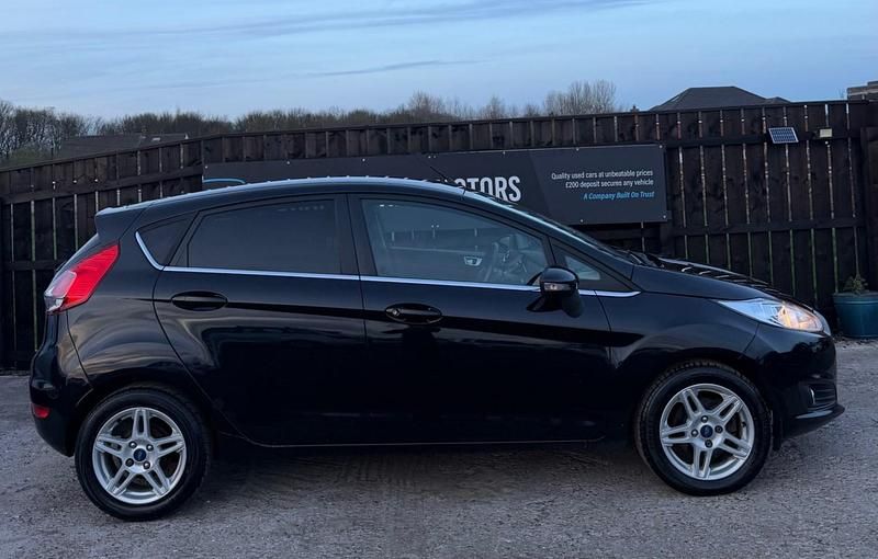 Usado Ford Fiesta Zetec 125 HP (91 kW) 2013 Preto Citadino