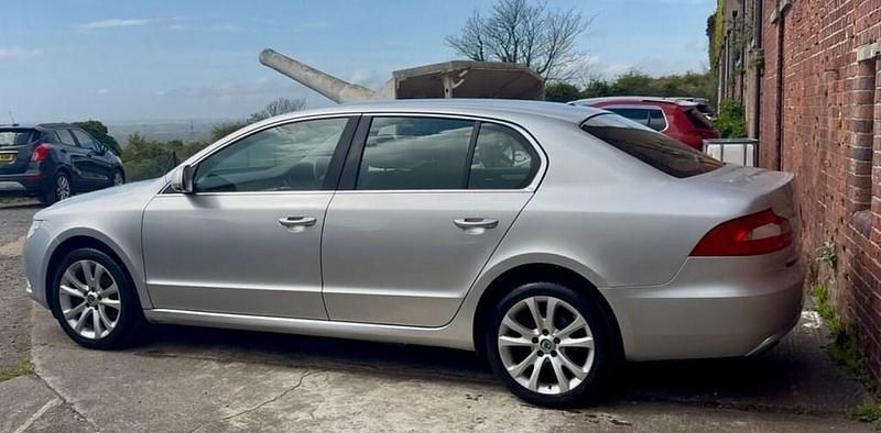 Usado Skoda Superb GreenLine 105 CV (77 kW) 2012 Plateado Utilitario