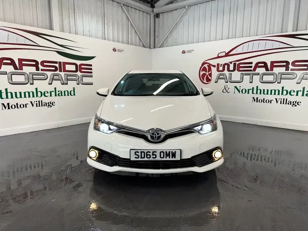 Used Toyota Auris Design 116 HP (85 kW) 2015 White Hatchback