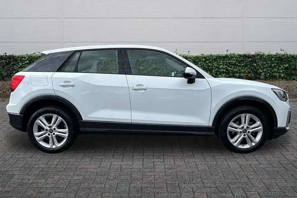 Used Audi Q2 Sport 113 HP (83 kW) 2024 White SUV