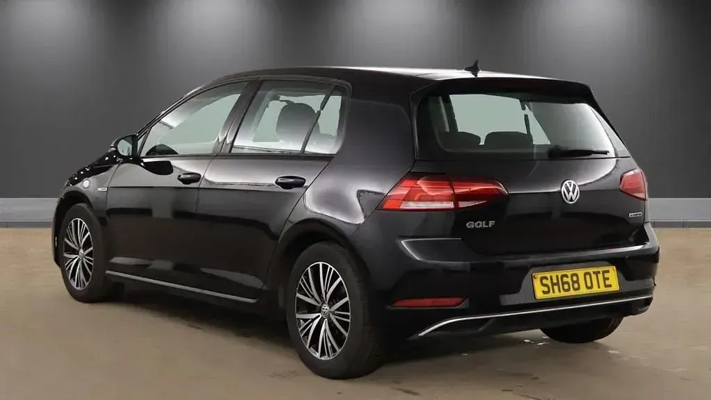 Used VW Golf VII SE 130 HP (95 kW) 2018 Black Hatchback