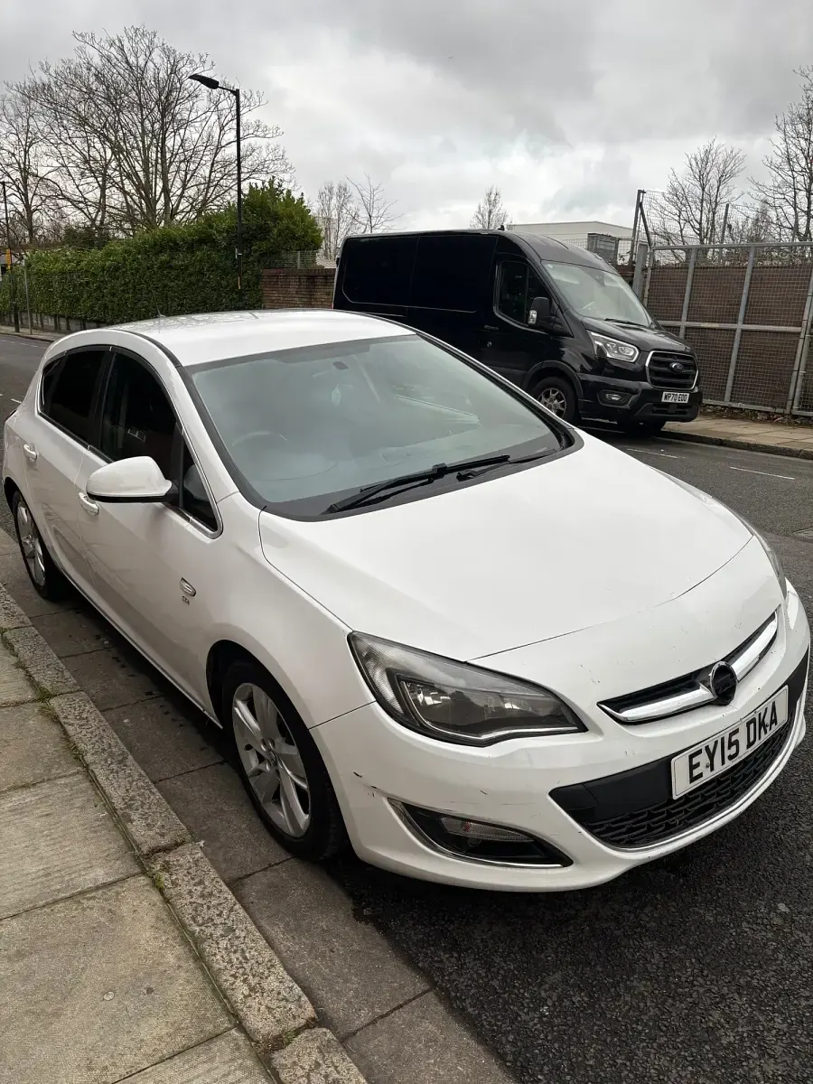 Used Vauxhall Astra SRi 115 HP (84 kW) 2015 White Hatchback