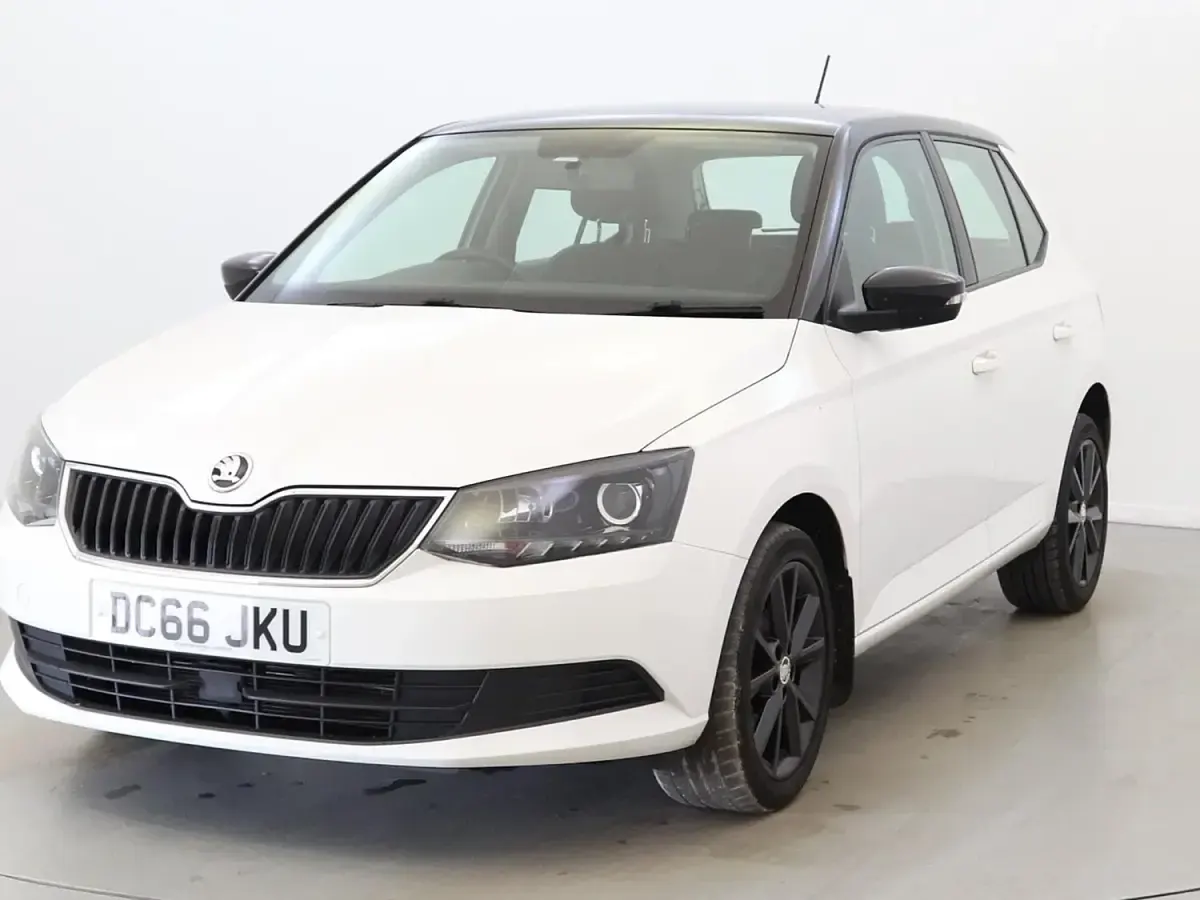 Used Skoda Fabia Colour Edition 90 HP (66 kW) 2017 White Hatchback