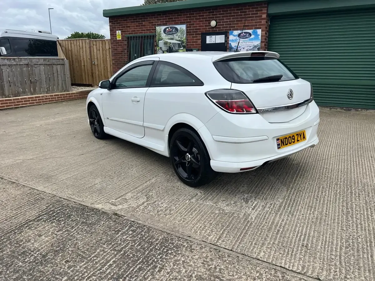Used Vauxhall Astra SRi 150 HP (110 kW) 2009 White Hatchback