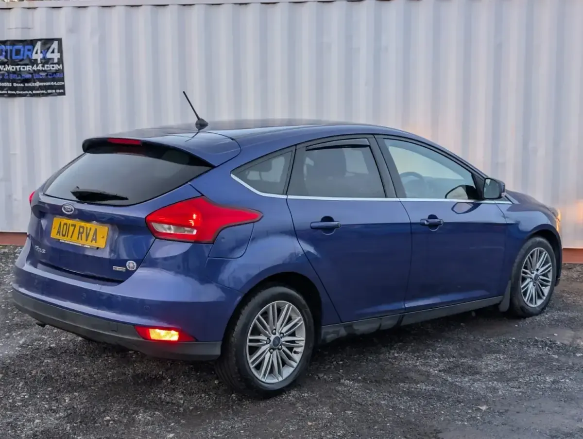 Begagnad Ford Focus Zetec 100 HK (73 kW) 2017 Blå Halvkombi