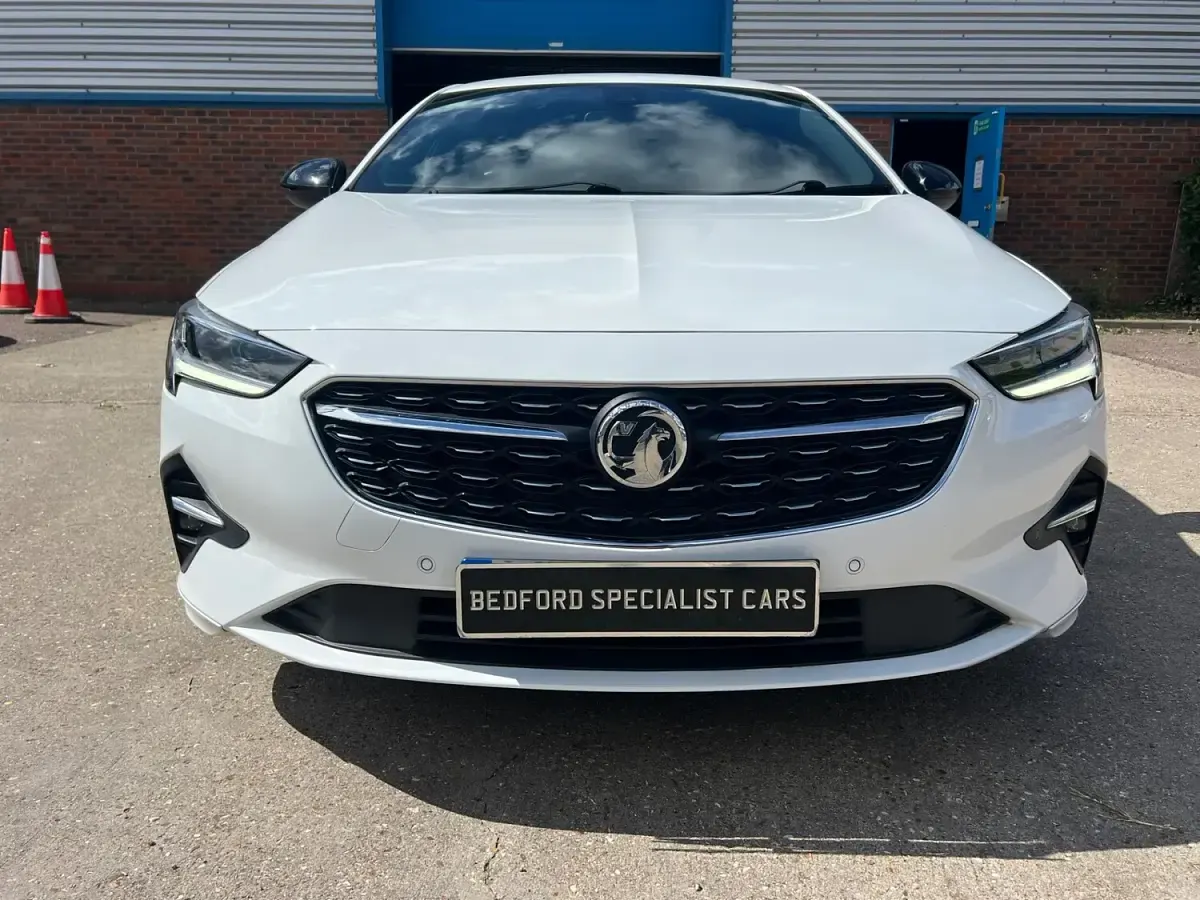 Used Vauxhall Insignia SRi 210 HP (154 kW) 2020 White Hatchback