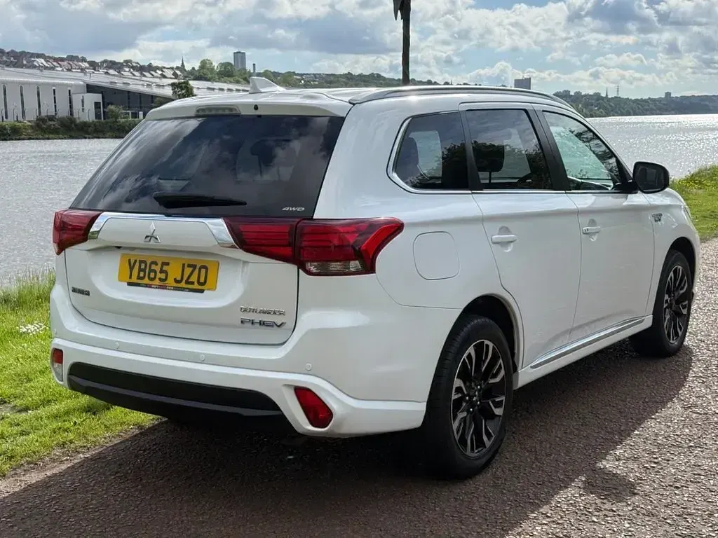 Used Mitsubishi Outlander P-HEV 200 HP (147 kW) 2015 White Estate