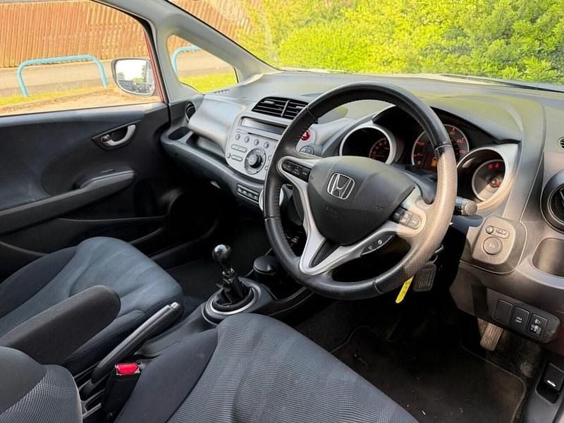 Begagnad Honda Jazz EX 100 HK (73 kW) 2009 Röd Halvkombi