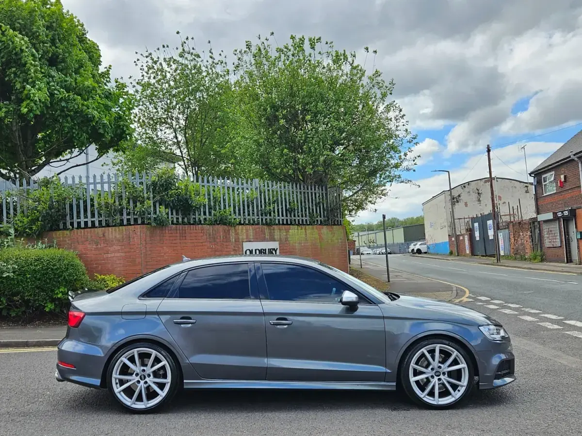 Usado Audi A3 300 HP (220 kW) 2015 Cinzento Sedan