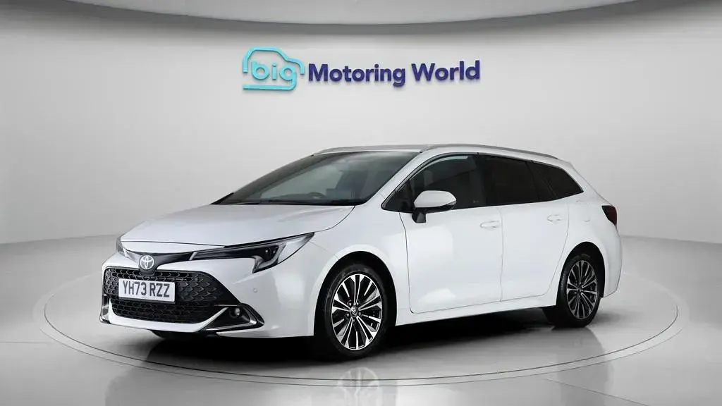 Used Toyota Corolla Design 140 HP (102 kW) 2023 White Estate