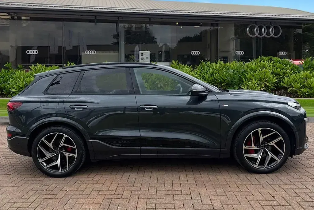 Usado Audi e-tron Performance 225 kW (306 CV) 2025 Gris SUV