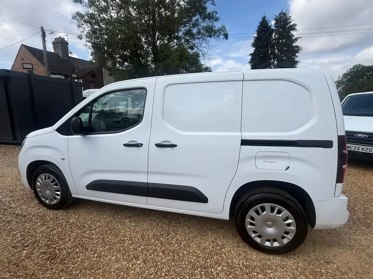 Used Vauxhall Combo Sportive 100 HP (73 kW) 2020 White MPV