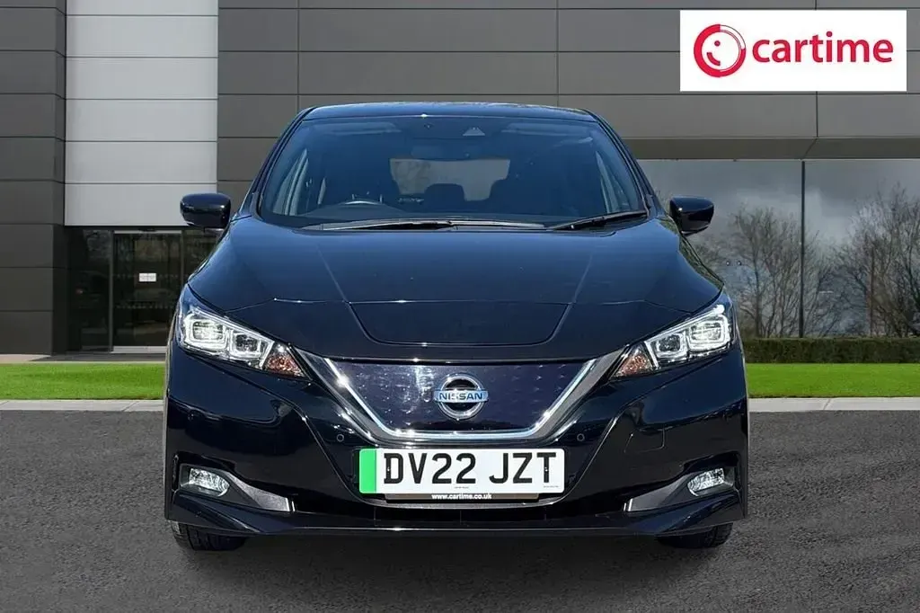 Begagnad Nissan Leaf Tekna 110 kW (150 HK) 2022 Svart Halvkombi