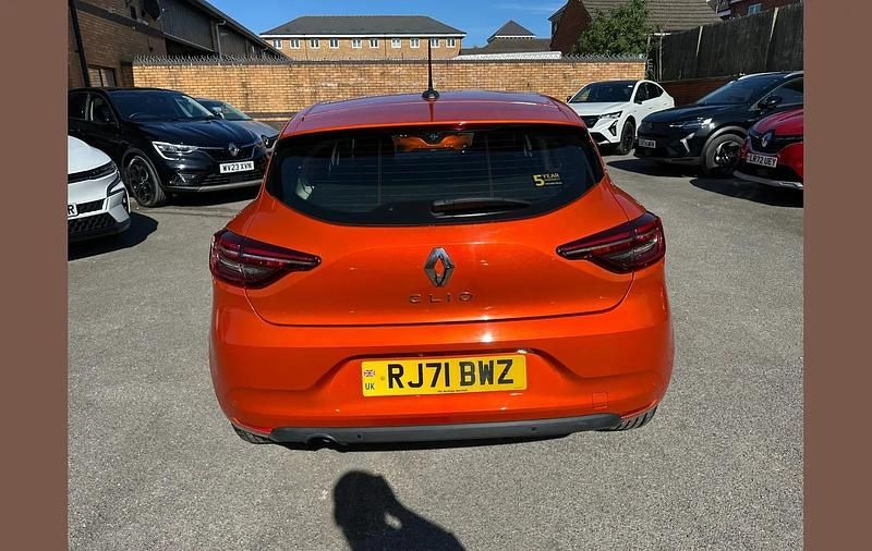 Used Renault Clio V Iconic 90 HP (66 kW) 2021 Valencia orange  Hatchback