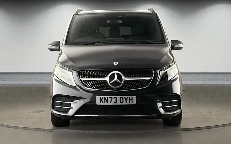 Usado Mercedes V300 AMG line 237 HP (174 kW) 2023 Cinzento Monovolume