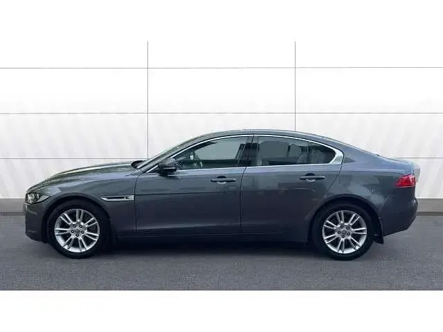 Begagnad Jaguar XE Ingenium 200 HK (147 kW) 2017 Grå Sedan