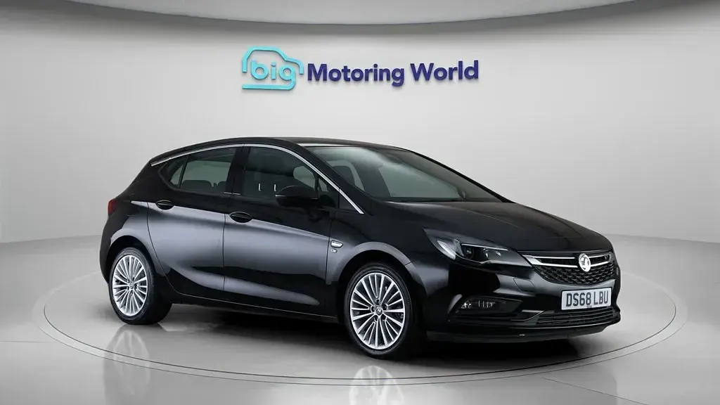 Second-hand Vauxhall Astra Elite 200 CP (147 kW) 2018 Negru Hatchback