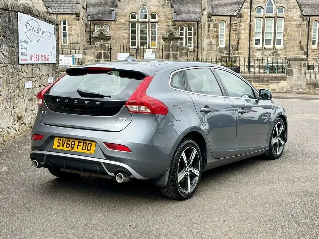 Usado Volvo V40 R-Design 122 CV (89 kW) 2018 Gris Utilitario