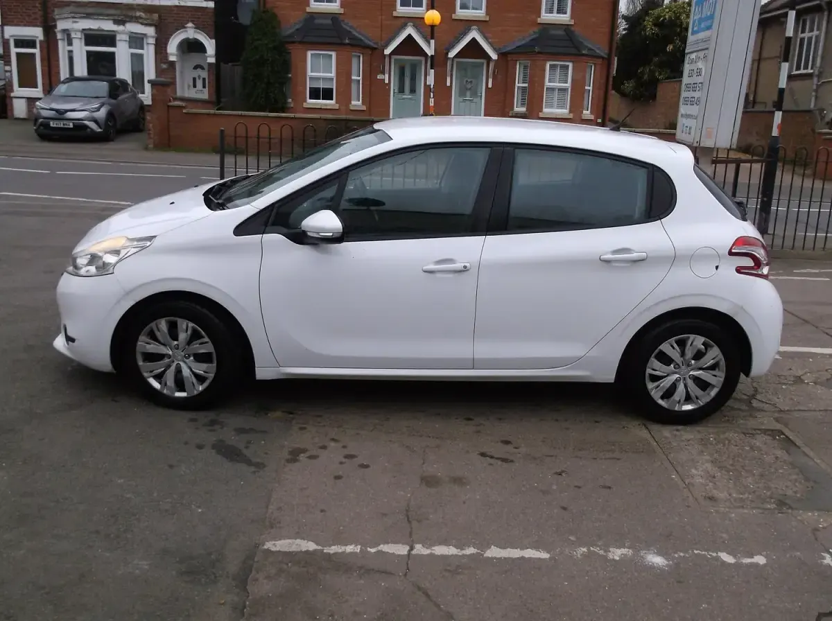 Used Peugeot 208 Access 82 HP (60 kW) 2014 White Hatchback