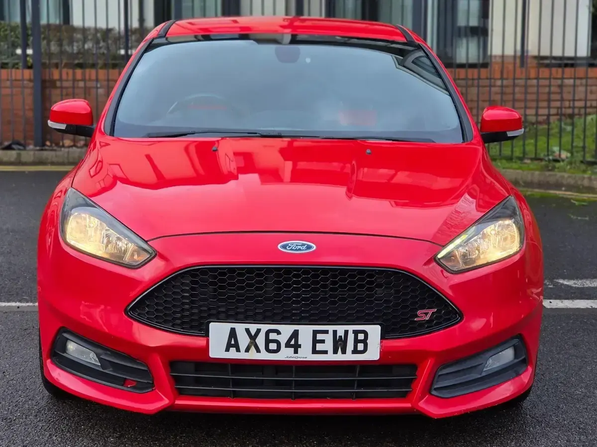 Used Ford Focus ST 185 HP (136 kW) 2015 Red Hatchback