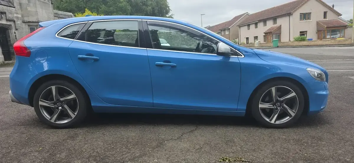 Used Volvo V40 R-Design 120 HP (88 kW) 2015 Blue Hatchback