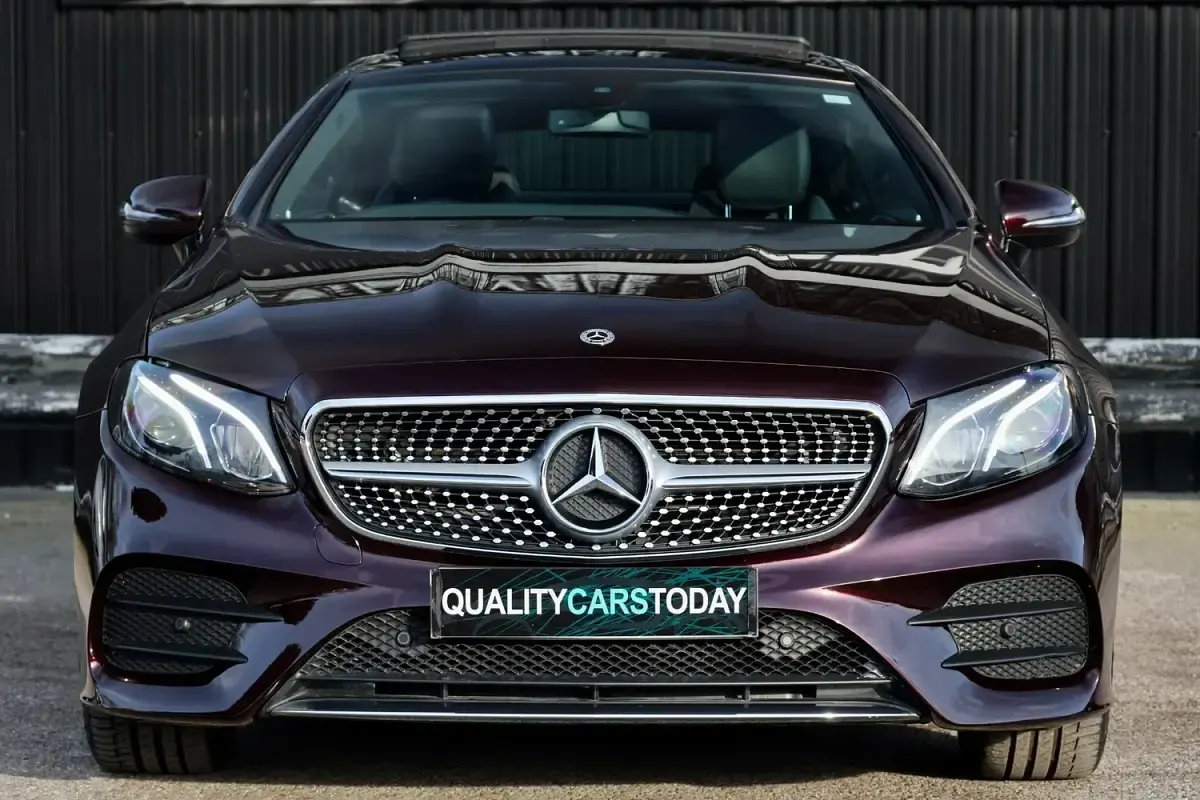 Begagnad Mercedes E220 AMG Line Premium 194 HK (142 kW) 2018 Röd Sportkupé