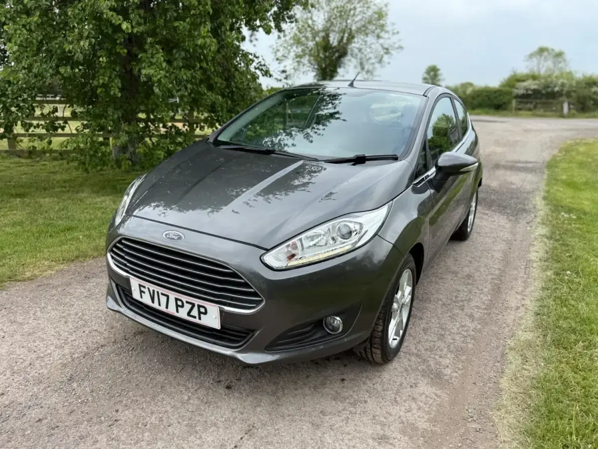 Begagnad Ford Fiesta Zetec 2017 Grå Halvkombi