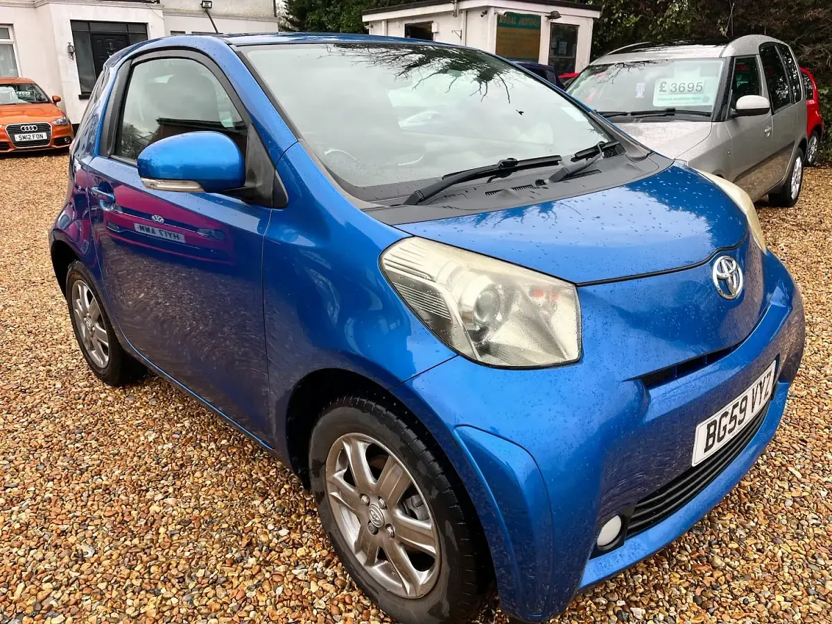 Used Toyota iQ 68 HP (50 kW) 2010 Blue Hatchback