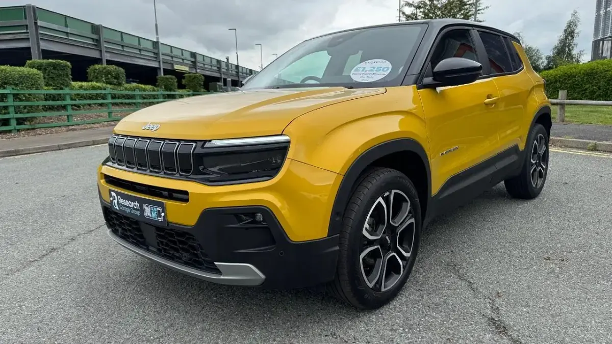 Used Jeep Avenger Summit 100 HP (73 kW) 2025 Yellow SUV