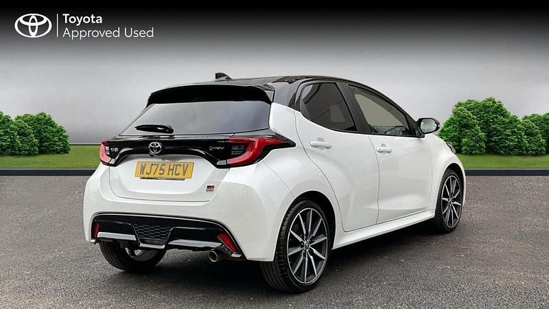 Used Toyota Yaris Hybrid Sport 131 HP (96 kW) 2025 Platinum white pearl bitone Hatchback