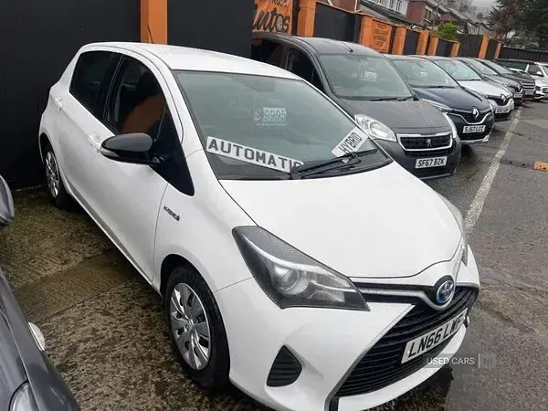 Used Toyota Yaris Active 101 HP (74 kW) 2016 White Hatchback