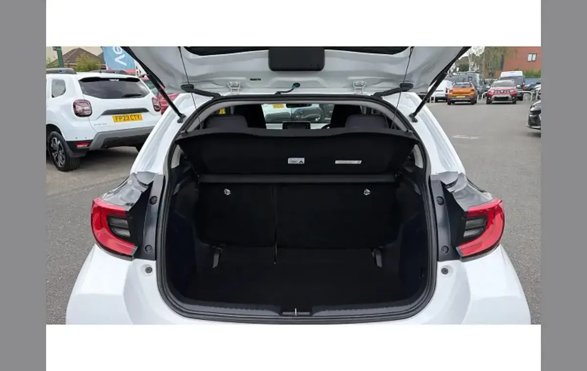 Used Toyota Yaris Design 113 HP (83 kW) 2021 White Hatchback