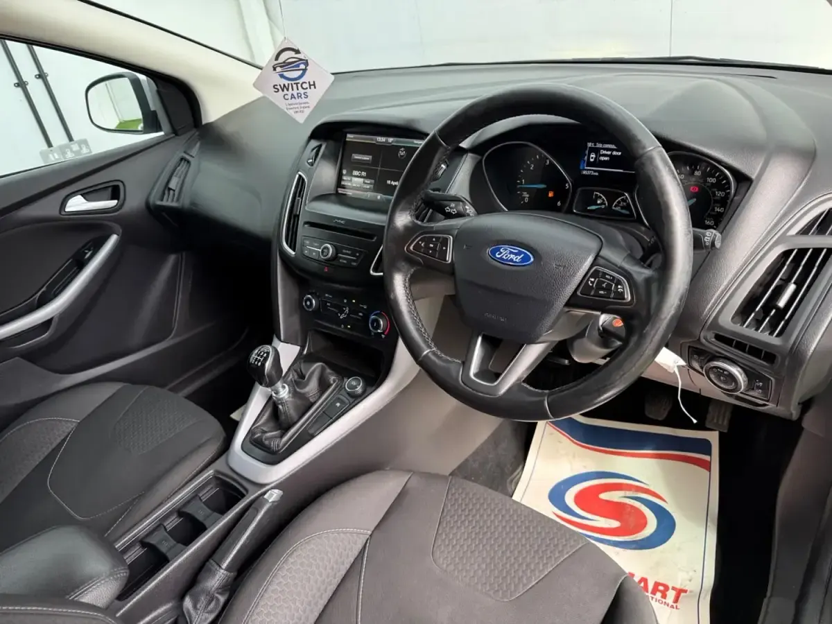 Usado Ford Focus Zetec 120 HP (88 kW) 2015 Prateado Citadino