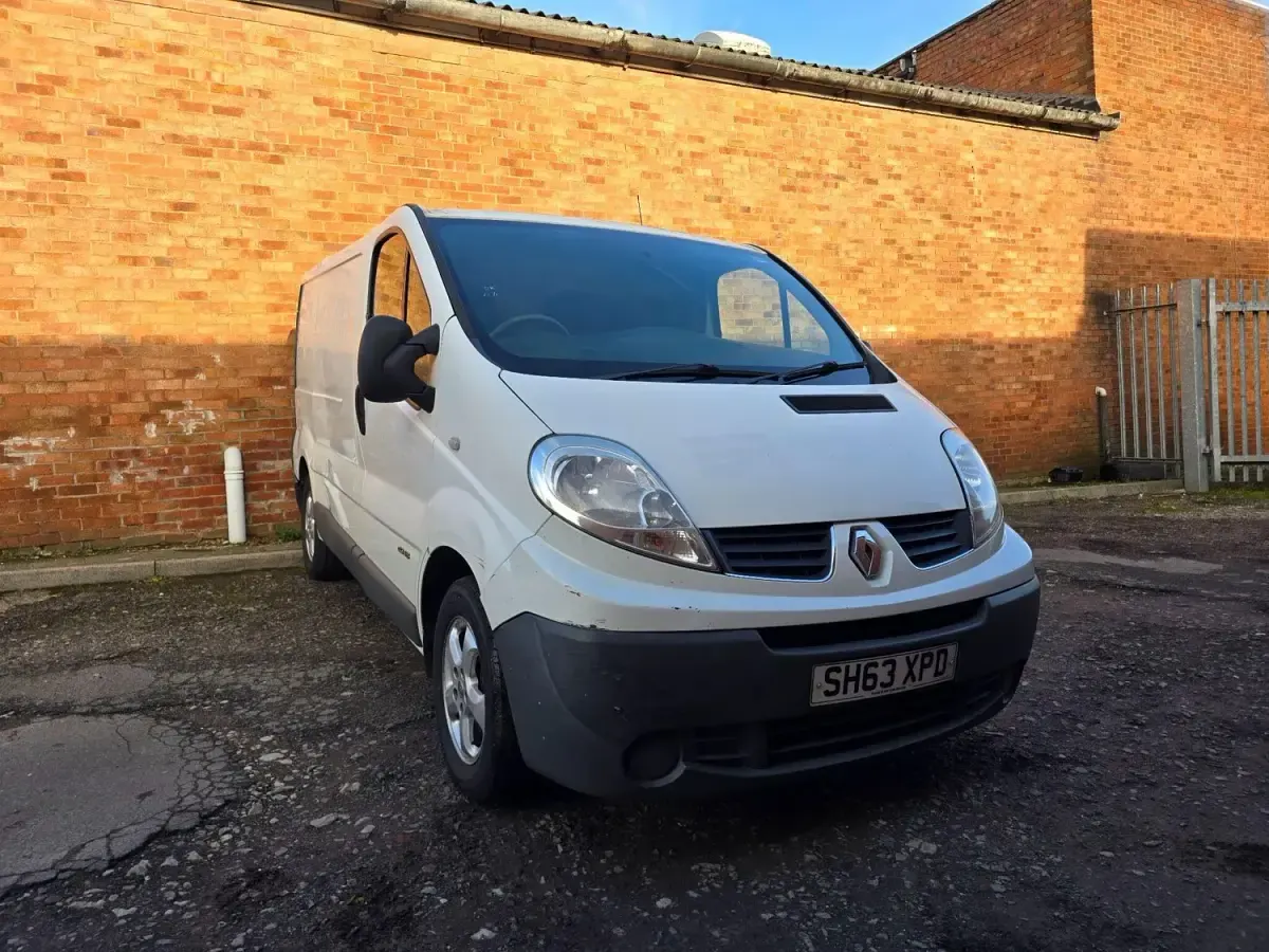 Usado Renault Trafic 115 HP (84 kW) 2013 Branco Monovolume