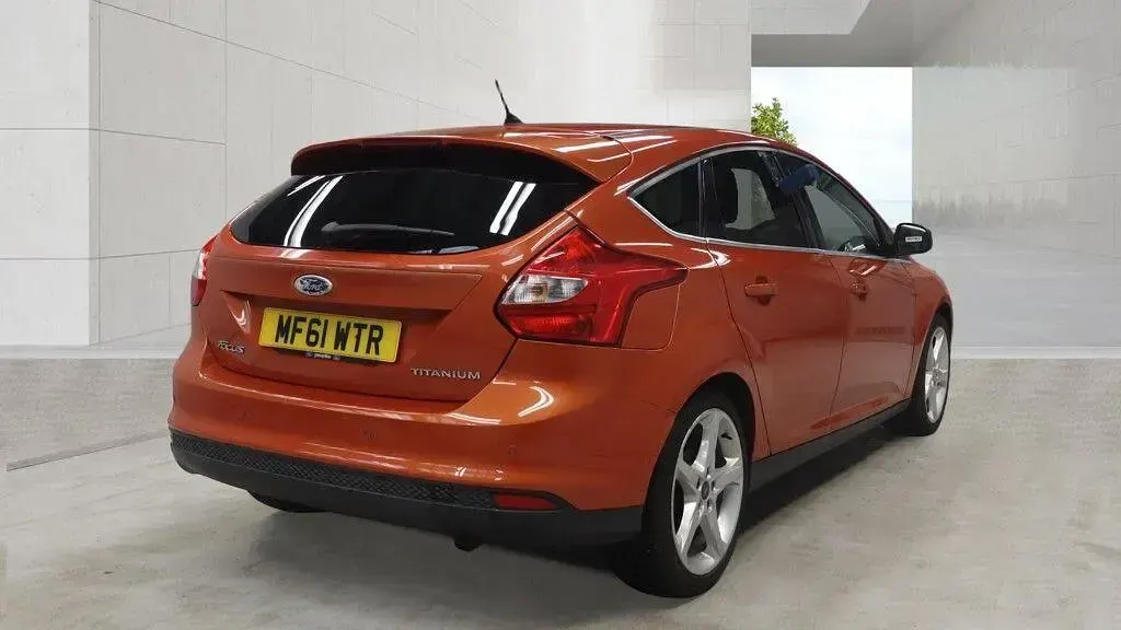 Used Ford Focus Titanium 125 HP (91 kW) 2011 Red Hatchback