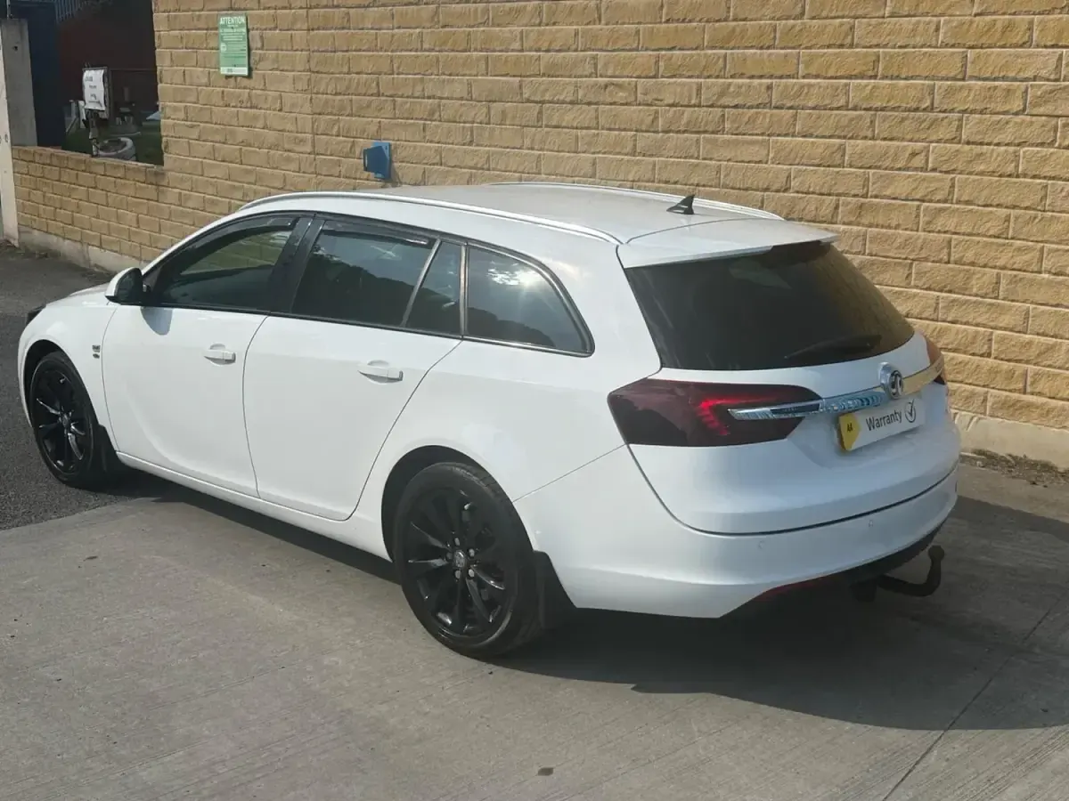 Used Vauxhall Insignia Elite 163 HP (119 kW) 2015 White Estate