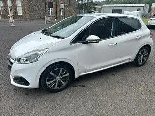 Used Peugeot 208 Allure 2016 White Hatchback