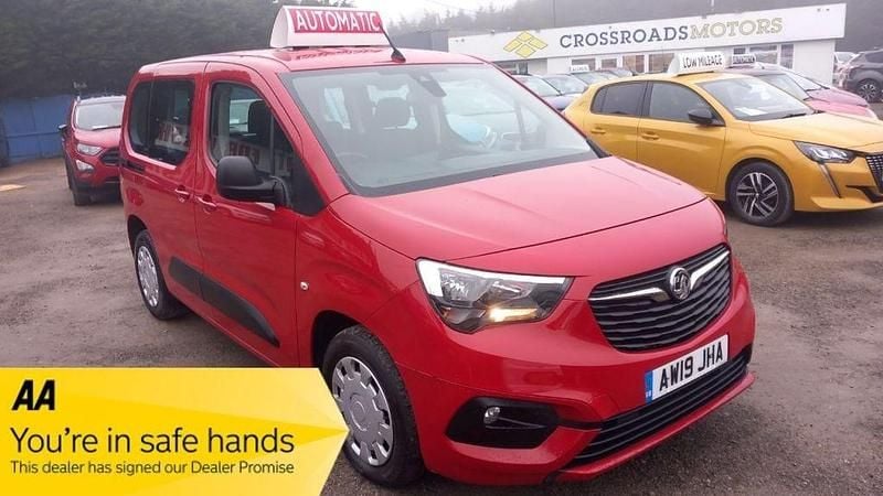 Used Vauxhall Combo Design Edition 130 HP (95 kW) 2019 Red MPV
