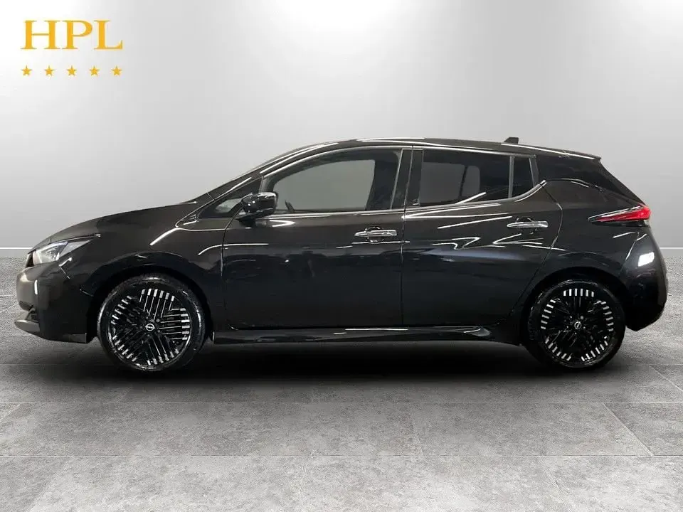 Begagnad Nissan Leaf N-Connecta 110 kW (150 HK) 2023 Svart Halvkombi