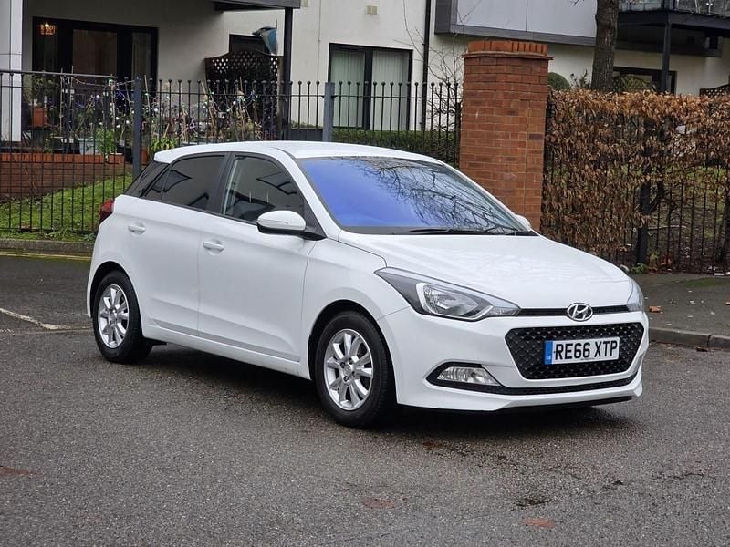 White Used 2016 Hyundai i20 SE Hatchback | £4,499 (Super price) - Image 1/4