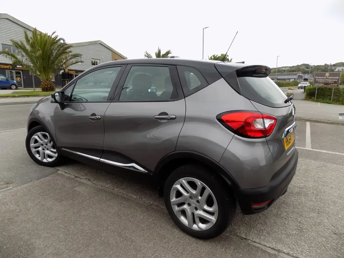 Used Renault Captur Dynamique 90 HP (66 kW) 2015 Grey SUV