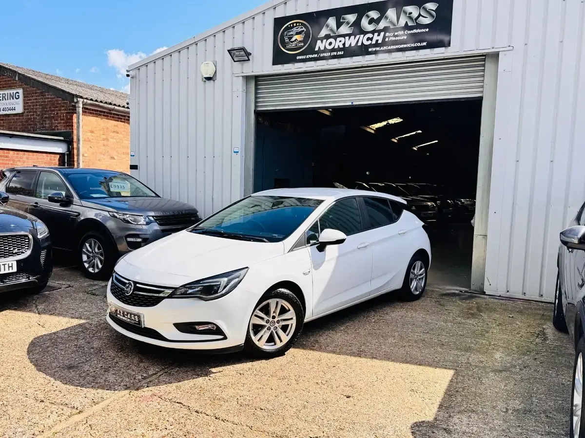 Used Vauxhall Astra S 105 HP (77 kW) 2018 White Hatchback