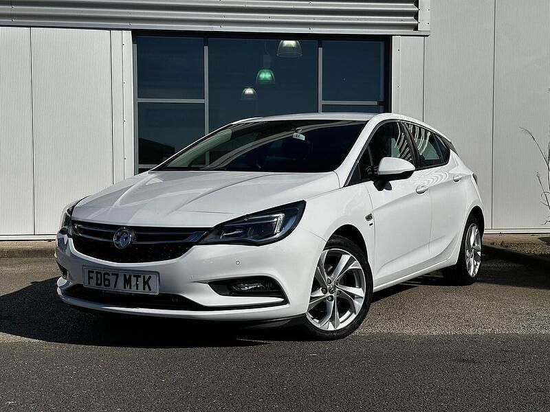 Used Vauxhall Astra SRi 150 HP (110 kW) 2017 White Hatchback