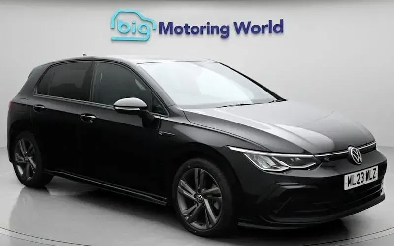 Second-hand VW Golf VIII R-line 150 CP (110 kW) 2023 Hatchback