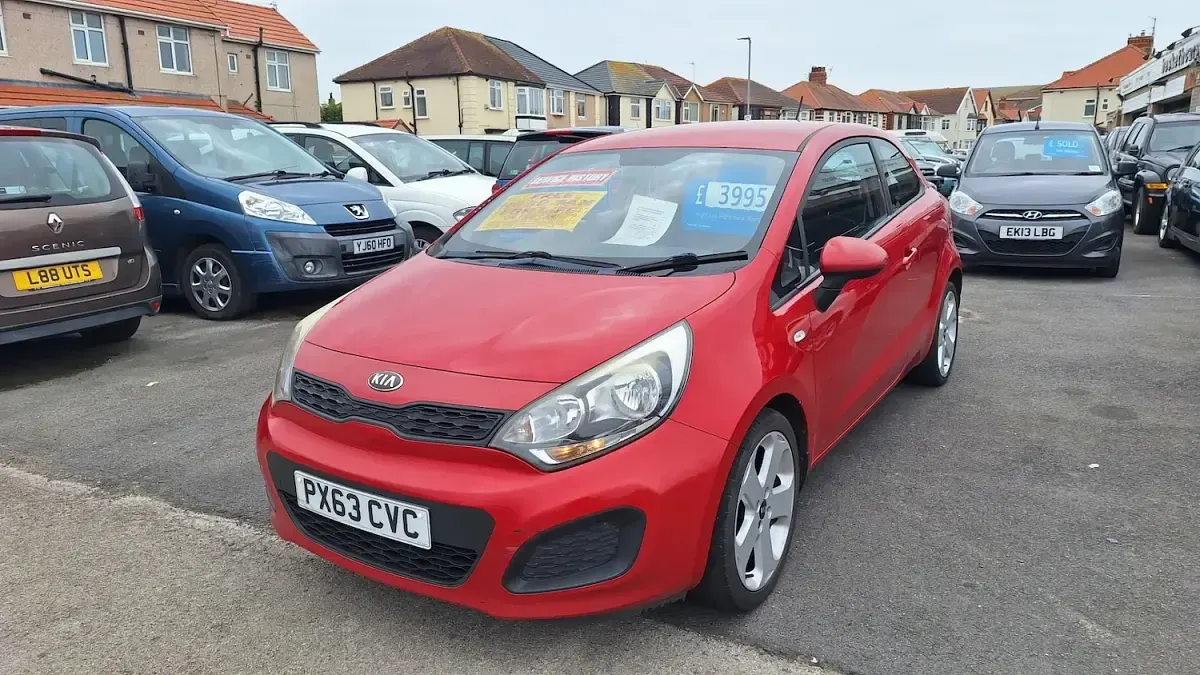 Used Kia Rio 85 HP (62 kW) 2013 Red Hatchback