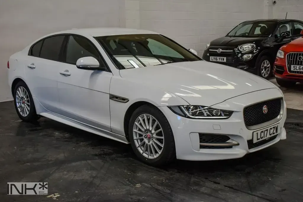 Używany Jaguar XE R-Sport 180 KM (132 kW) 2017 Biały Sedan/Limuzyna